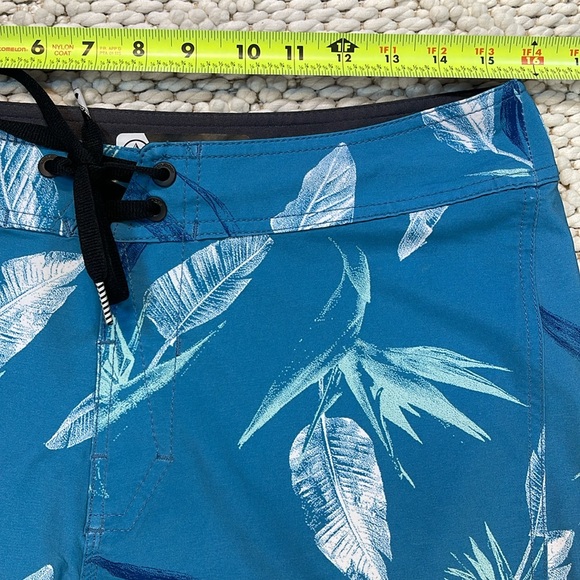 Volcom Board Shorts size 30 - Picture 5 of 6